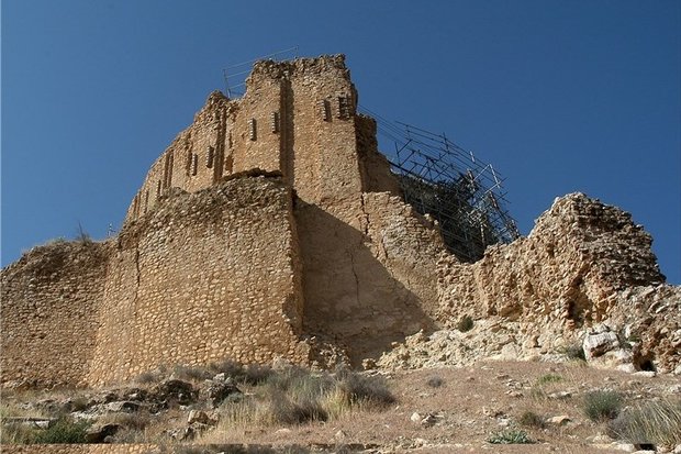 تخریب بخشی از قلعه هزاره درمیناب/تاریخ زیرپای ساختمان‌های بی‌هویت