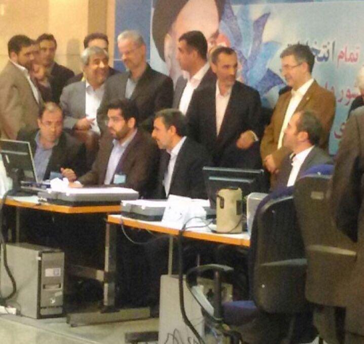 احمدی نژاد برای انتخابات ریاست جمهوری ثبت نام کرد