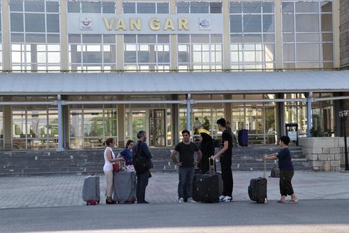 ورود نخستین مسافران ایرانی با قطار به شهر وان ترکیه/ تصاویر
