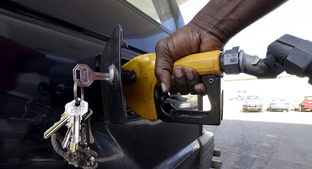 گران شدن بنزین فشار مضاعفی به مردم وارد می کند
