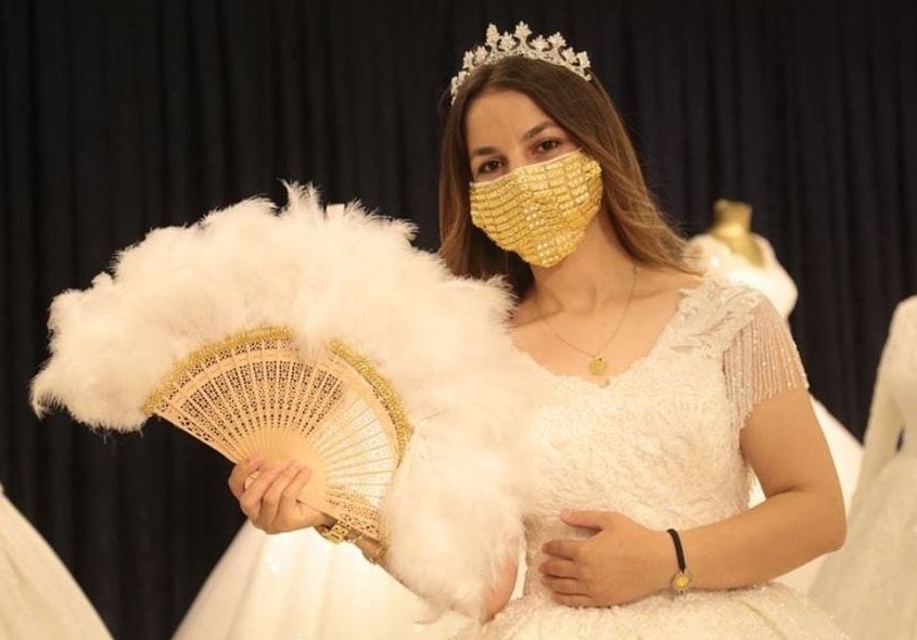 ماسک طلا برای عروس خانم‌ها! +عکس