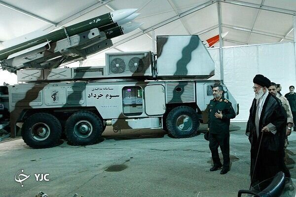تصویری از رهبر انقلاب در کنار سامانه مجهز پدافندی سوم خرداد