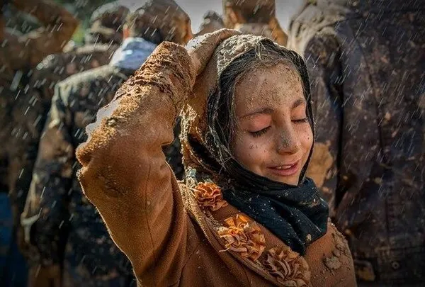 صبح: عکس صبح سیدعلی درمیانی هم پذیرفته شده در جشنواره VICTOR POLYNSKY AWARD 2016 INTERNATIONAL SALON OF PHOTOGRAPHY کشور قرقیزستان، پذیرفته شده در جشنواره Varna 2016 کشور بلغارستان و دریافت مدال نقره جشنواره PSA silver است. این عکس در بیش از ۴۸ جشنواره از سراسر دنیا پذیرش شده است.